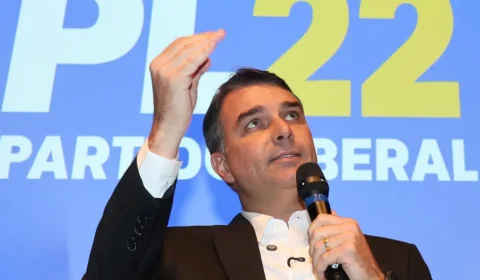 Flávio Bolsonaro desiste de pedir anulação da eleição presidencial