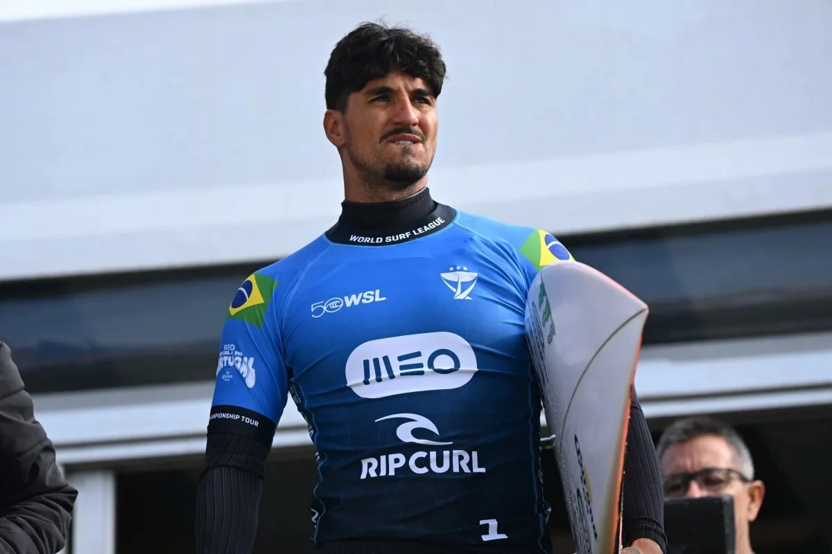 Já Yago Dora derrotou o australiano Ethan Ewing, somando 15,84 pontos nas quartas de final.