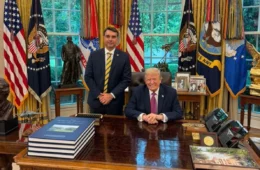 Assessor de Trump teria providenciado jato para saída de Flávio do Brasil, diz NYT
