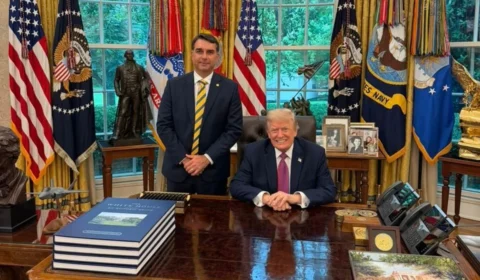 Assessor de Trump teria providenciado jato para saída de Flávio do Brasil, diz NYT
