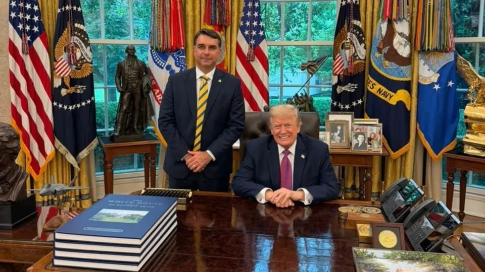 Assessor de Trump teria providenciado jato para saída de Flávio do Brasil, diz NYT
