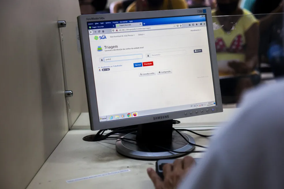 O atendimento presencial informado para os candidatos ocorre de terça a sexta-feira, das 8h às 14h. Antes de comparecer, é recomendável consultar as vagas disponíveis e os requisitos de cada função.