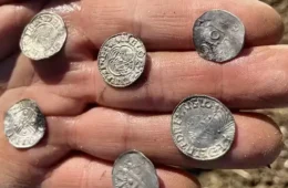Moeda raríssima da Era Viking é encontrada na Noruega e intriga arqueólogos