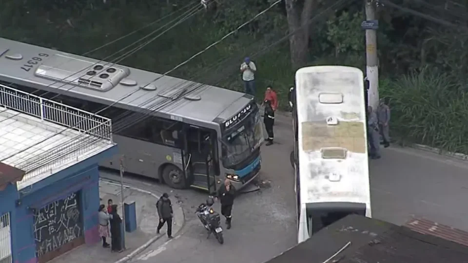 Batida entre dois ônibus deixa sete feridos na Zona Sul de São Paulo