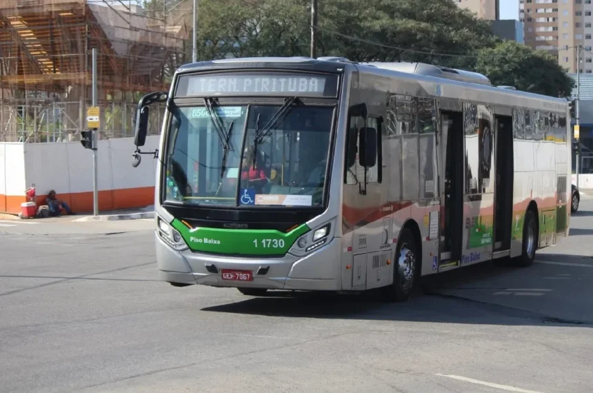 A orientação aos passageiros é acompanhar as informações divulgadas pela SPTrans para verificar possíveis alterações nos trajetos e na circulação dos coletivos.