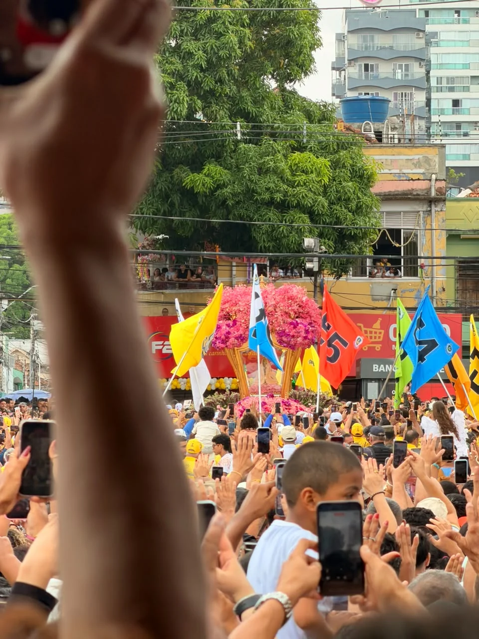 O calor intenso exigiu esforço adicional dos romeiros, principalmente daqueles que acompanharam a corda ou percorreram longos trechos a pé para cumprir promessas.