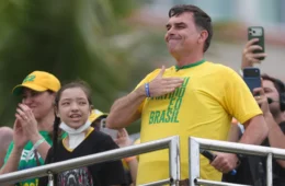 Flávio Bolsonaro lidera no Japão e vence nas Filipinas; veja os números