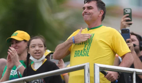 Flávio Bolsonaro lidera no Japão e vence nas Filipinas; veja os números