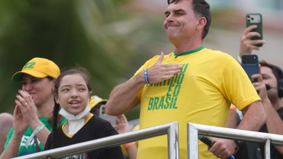 Flávio Bolsonaro lidera no Japão e vence nas Filipinas; veja os números