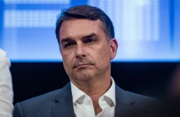 Flávio Bolsonaro teria recebido Rolex em churrasco com empresários ligados à compra de vacinas
