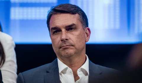Flávio Bolsonaro teria recebido Rolex em churrasco com empresários ligados à compra de vacinas