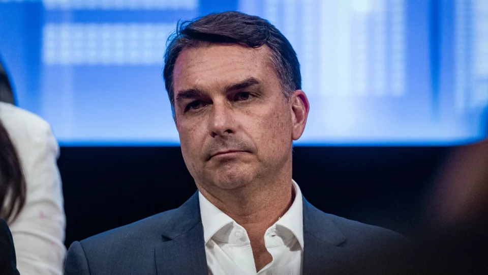 Flávio Bolsonaro teria recebido Rolex em churrasco com empresários ligados à compra de vacinas