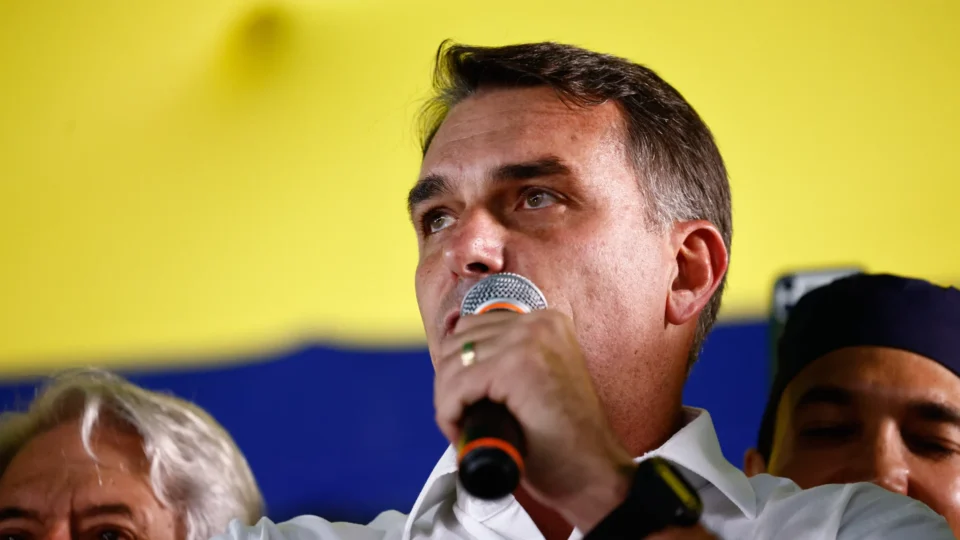 Flávio Bolsonaro quer acabar com a reeleição já em seu primeiro mandato