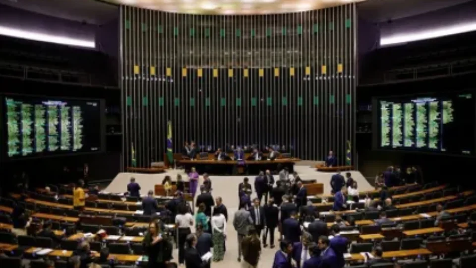 Concurso da Câmara dos Deputados oferece 184 vagas e salário de R$ 32 mil