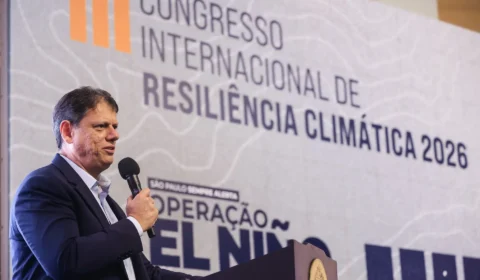 Tarcísio cobra população após temporal e admite falha em túnel alagado