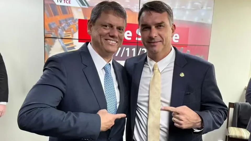 Tarcísio contraria Flávio Bolsonaro e defende respeito ao resultado das urnas