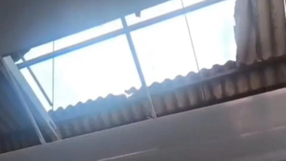 Telhado de escola desaba sobre sala de aula no Paranoá; aulas são suspensas