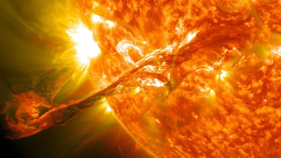 Tempestade solar atinge a Terra hoje e NOAA prevê novo impacto no domingo