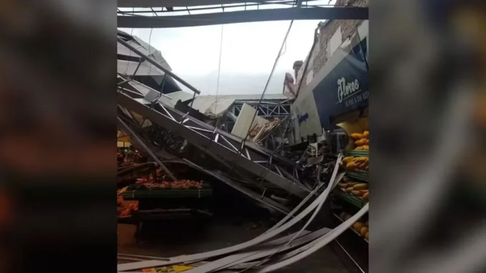 Homem morre após teto de supermercado desabar durante temporal no interior de SP
