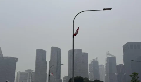 Fumaça sufoca Singapura e faz corredores transformarem shoppings em pistas de corrida