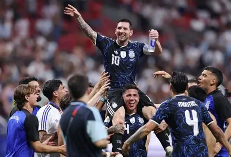 A despedida de Lionel Messi da seleção argentina deixou uma pergunta entre os torcedores: a histórica camisa 10 poderá ser aposentada em homenagem ao craque?