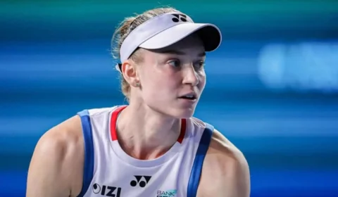 Rybakina garante liderança mundial no fim da temporada, enquanto Osaka cai em Tóquio