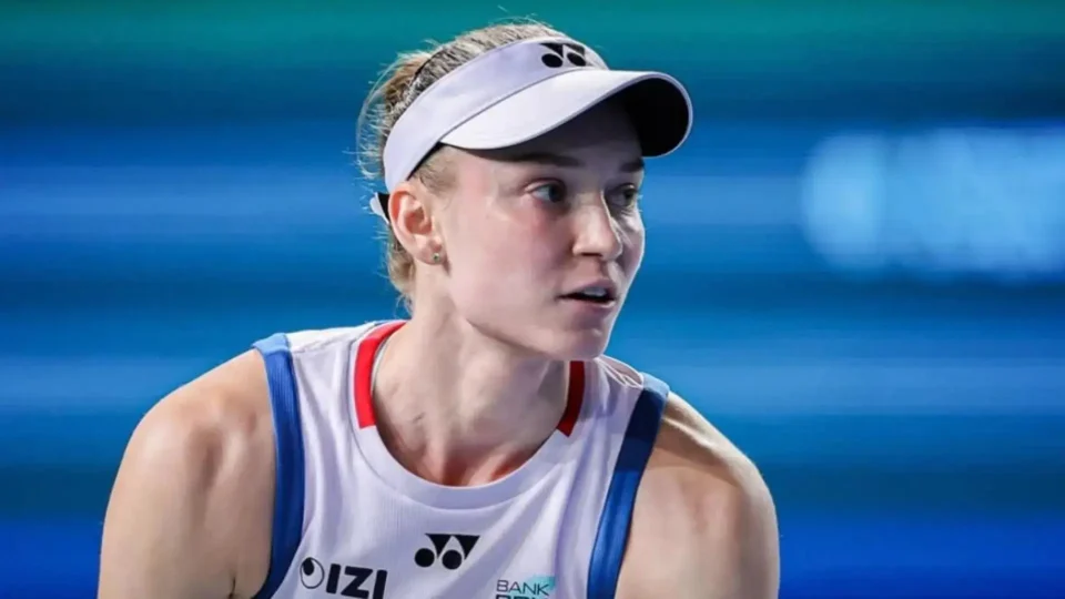 Rybakina garante liderança mundial no fim da temporada, enquanto Osaka cai em Tóquio