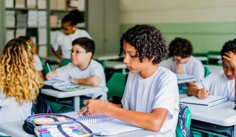 Só metade dos adolescentes brasileiros sabe interpretar textos, aponta Pisa 2025