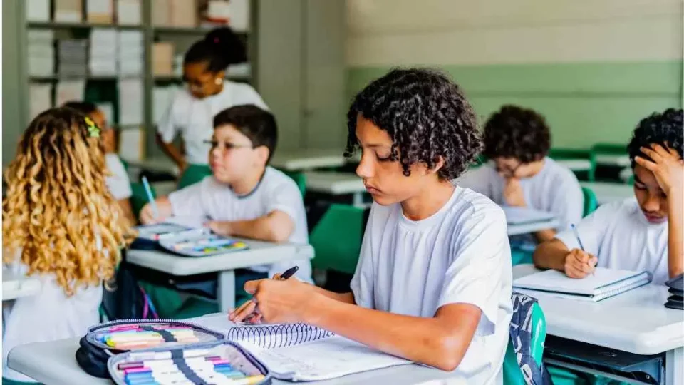 Só metade dos adolescentes brasileiros sabe interpretar textos, aponta Pisa 2025