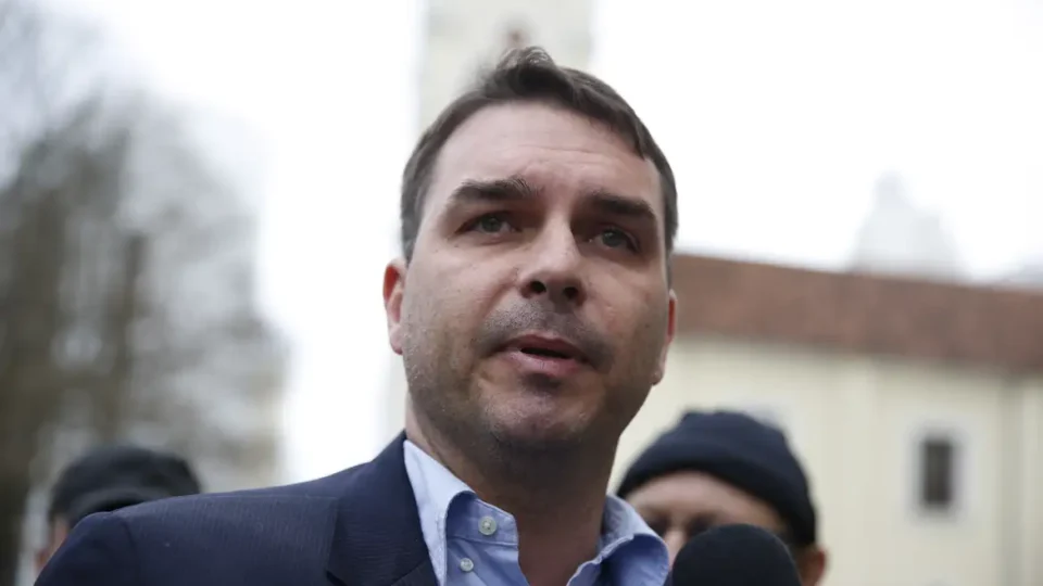 Flávio Bolsonaro terá Green Card americano? Entenda os planos de Trump para o senador nos EUA