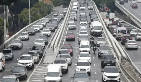 Volta do feriadão provoca congestionamentos de até 45 km nas rodovias de SP