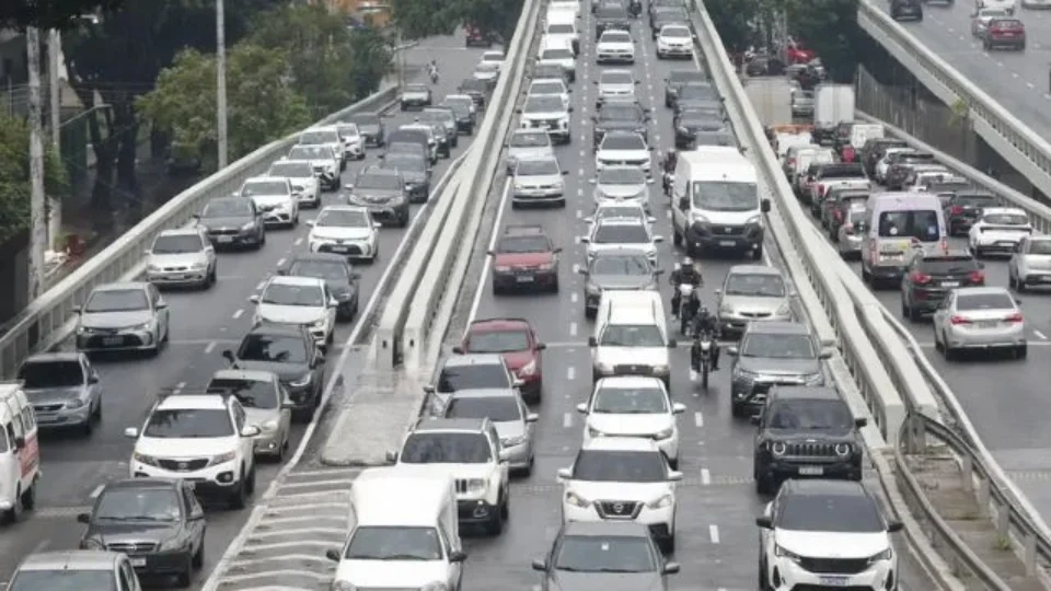 Volta do feriadão provoca congestionamentos de até 45 km nas rodovias de SP