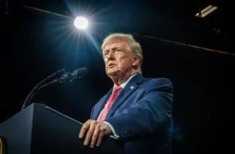 Trump evita escolher entre Lula e Flávio Bolsonaro e diz que acompanha eleição brasileira