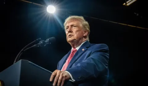 Trump evita escolher entre Lula e Flávio Bolsonaro e diz que acompanha eleição brasileira