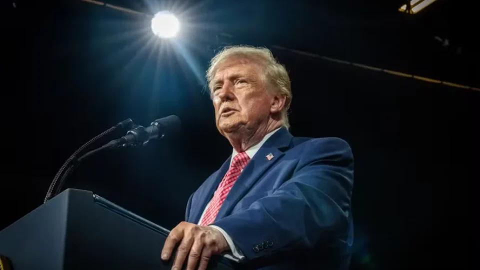 Trump evita escolher entre Lula e Flávio Bolsonaro e diz que acompanha eleição brasileira
