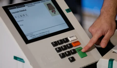Abstenção pode crescer e voto útil pesar na reta final das Eleições 2026, avalia cientista político
