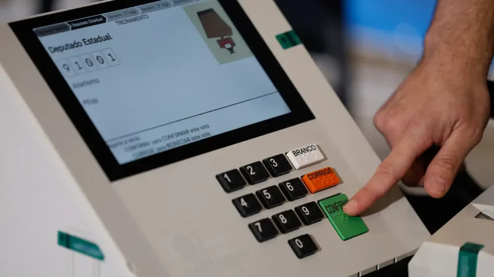 Abstenção pode crescer e voto útil pesar na reta final das Eleições 2026, avalia cientista político