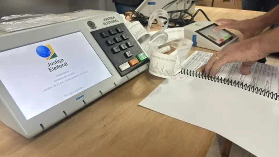 TSE registra troca de 1.861 urnas durante primeiro turno das Eleições 2026