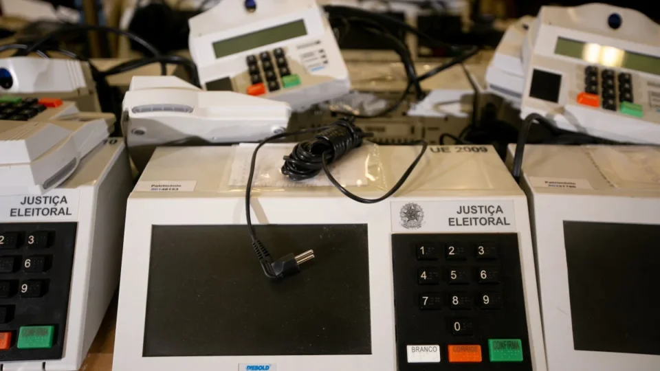 TSE substitui 421 urnas nas primeiras horas de votação das Eleições 2026