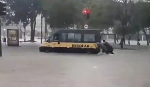 VÍDEO: Crianças são resgatadas de van escolar durante temporal em SP