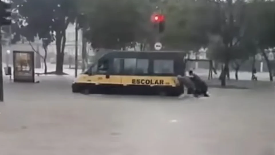 VÍDEO: Crianças são resgatadas de van escolar durante temporal em SP