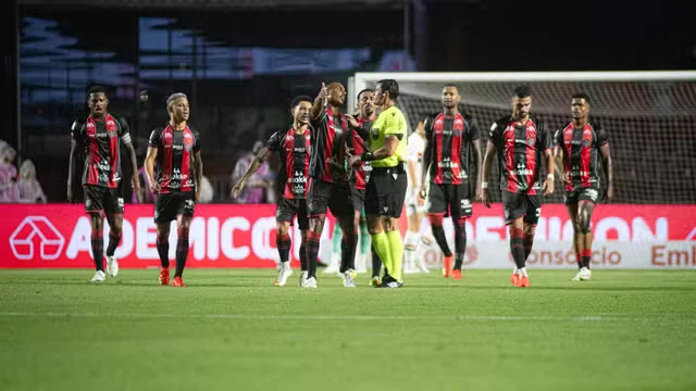 Apesar de ter conseguido empatar a partida no primeiro tempo e pressionado nos minutos finais, o time baiano não conseguiu evitar o resultado negativo.