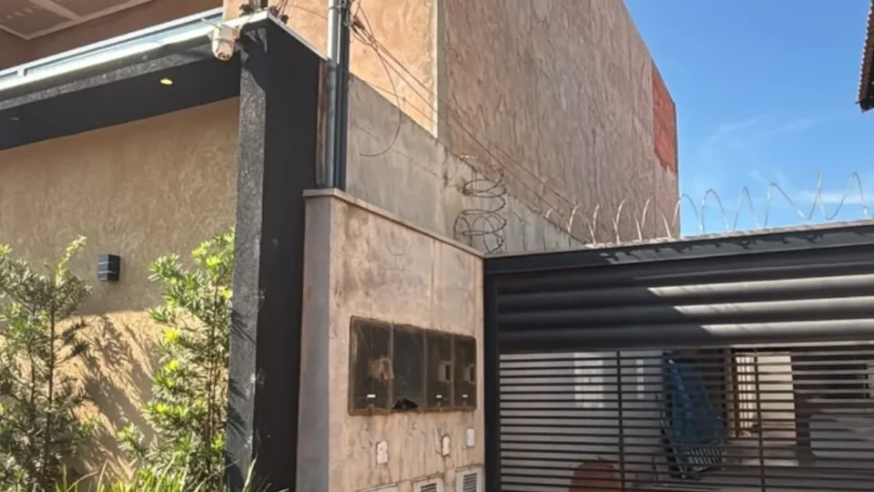 Briga por reboco de muro termina com pai morto e filho em coma em Campo Grande