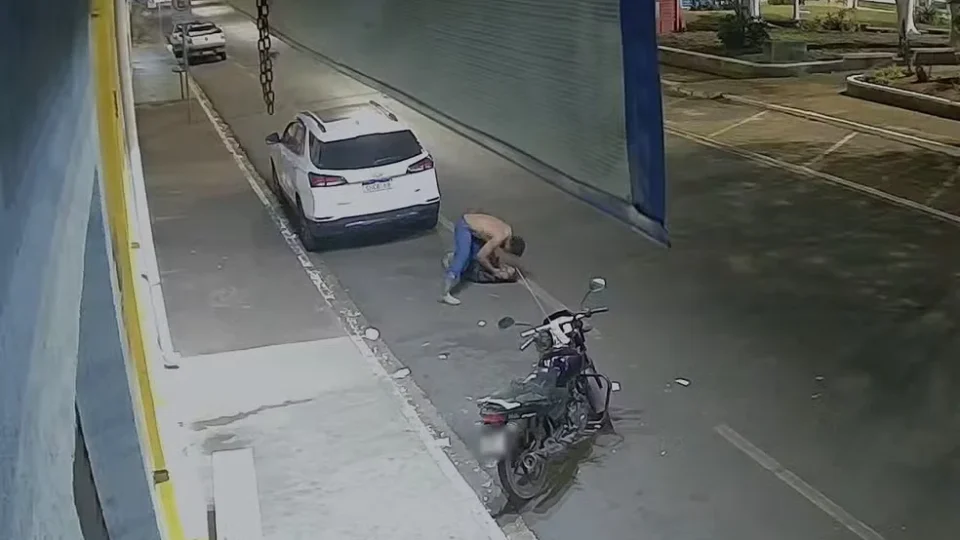 Mulher trans é apedrejada e espancada por dois homens em Barretos; vítima está em estado grave