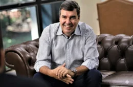 Eduardo Riedel é reeleito governador de Mato Grosso do Sul no 1º turno