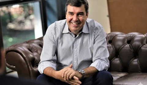 Eduardo Riedel é reeleito governador de Mato Grosso do Sul no 1º turno