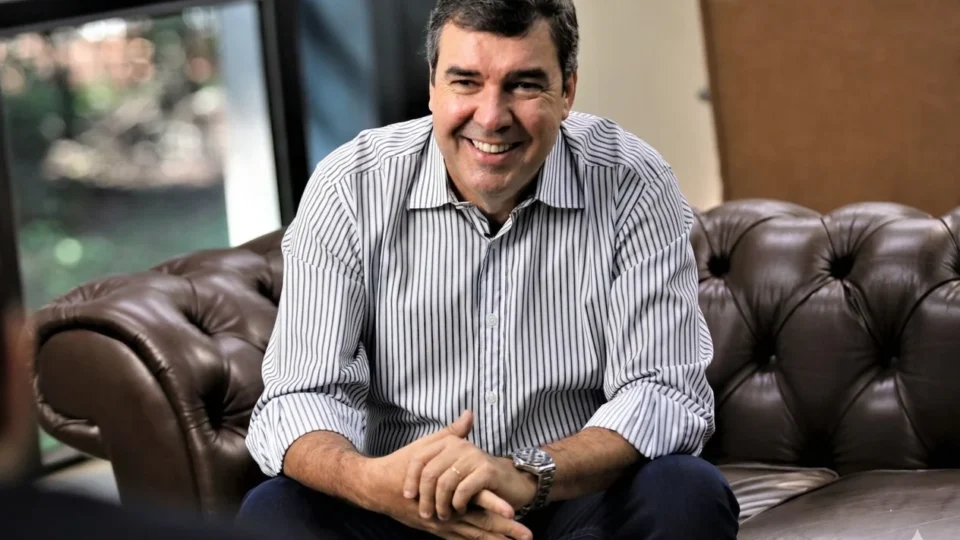Eduardo Riedel é reeleito governador de Mato Grosso do Sul no 1º turno