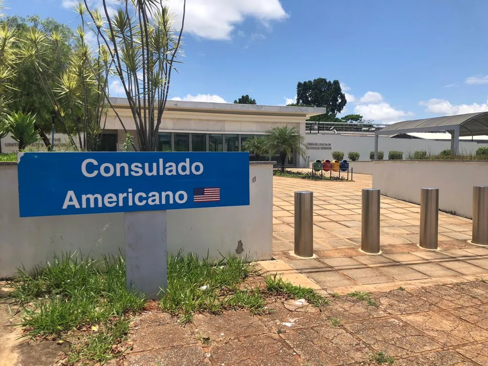 Serviços presenciais foram interrompidos na sexta-feira (2); Departamento de Estado diz que segurança de cidadãos americanos é prioridade