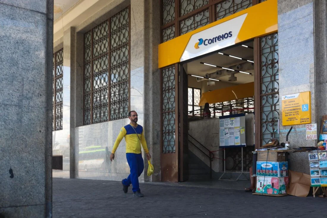 A legislação prevê hipóteses em que empresas estatais podem realizar contratações diretas, desde que cumpridos os requisitos legais aplicáveis.