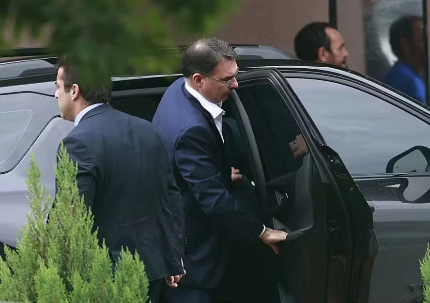 Flávio visita Bolsonaro em dia de tensão por risco de perder passaporte
